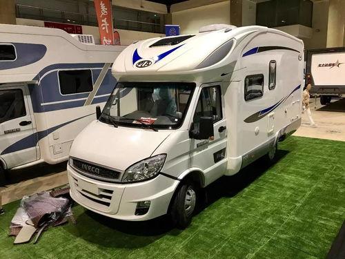 美女介绍国产房车视频,美女带你领略精致生活新体验